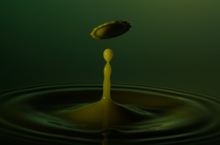 Tropfen in Wasser / Drops in water